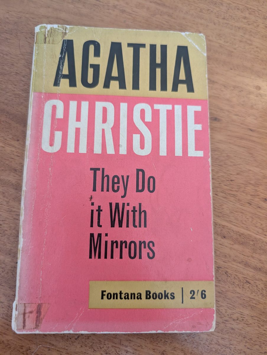 Front cover of They Do it With Mirrors by Agatha Christie, Fontana 1962 paperback